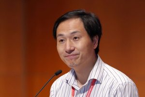 Китайский учёный Хе Джианкуй, избавил близнецов от заражения ВИЧ.